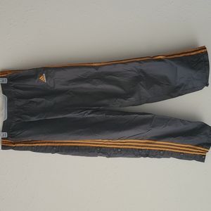 Mens Adidas warm up sweat pants size XL.